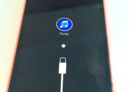 　　iPhone6恢复模式和DFU模式区别。很多用户在使用iPhone6的时候都喜欢刷机，但他们只会一些简单的刷机，对刷机的众多知识都不是很了解，因此常常弄混知识，导致不必要的麻烦。就比如说，iPhone6的恢复模式和DFU有什么区别，很多小伙伴都不知道，下面优优小编就为大家介绍下iPhone6恢复模式和DFU模式有区别吧 　　iPhone6恢复模式和DFU模式区别 　　iPhone恢复模式和DFU模式最大的不同在于是否启动了iBoot。在恢复模式下系统使用iBoot来进行固件的恢复和升级，而在DFU模式下系统则不会启动iBoot，所以你可以在DFU模式下进行固件的降级。 　　iBoot是iOS设备上的启动加载器，当你在恢复模式下进行系统恢复或者升级的时候，iBoot会检测你要升级的 固件版本，以确保你要升级的固件版本比当前系统的固件版本要新(版本号更高)。如果要升级的固件版本比 系统当前安装的固件版本要低的话，iBoot将会禁止固件的恢复。 　　所以要进行固件的降级就必须将设备切换到DFU模式下。这也就意味着如果你需要恢复当前的固件版本，只需 要将设备切换到恢复模式即可，iTunes会接管接下来的恢复工作;如果你需要将固件进行降级，就需要进入到 DFU模式下。 　　比如，在没有进入DFU模式的情况下，你不能将你的固件从7.04降级到7.02 当然现在苹果官方发布新固件后， 前固件很快就会关闭验证。当然，固件关闭验证什么方式刷该固件都无法激活，DFU也不行。 　　1.DFU模式：DFU的全称是Development FirmwareUpgrade，实际意思就是iPhone固件的强制升降级模式。 　　2.恢复模式：恢复模式则是屏幕上会显示itunes和数据线图标的 　　3.两者区别：两种最大的区别是DFU模式没有启动MAC OS系统，itunes无法决定iPhone的恢复过程是否中断， 因为系统未启动，相关服务无法启用。据说DFU模式下恢复的iPhone更加彻底。 　　刷机前准备工作： 　　1.将手机电量充满，充至100%以后，再充几分钟。能解决部分电量显示错误问题。 　　刷机步骤 　　1.手机进入dfu模式：开机状态，用数据线跟电脑连接好。先按住关机键 2秒;然后，同时按住关机键和home 键10秒;最后，只按住home键15秒。 　　2.检查您是否正确进入dfu模式：在dfu模式下，手机是黑屏的。如果没有成功，请重新进行第一步。 　　3.进入DFU状态后,iTunes检验到处于一个恢复状态的iphone,你可以看见有一个恢复的按钮,此时你按住键盘的 shift键,然后鼠标左键点击"恢复",出现一个窗口,找到固件的路径后,然后双击你下载好的的固件,然后iTunes 就自动恢复,过程中千万别拔数据线,别动你的iphone,只要静静的等候 　　4.iTunes恢复完成后会弹出一个窗口大致内容就是"你的iphone已经恢复完成,本窗口会在10秒后自动关闭",关 闭这个窗口,然后拔开数据线,不要用电脑激活iphone,在手机端激活系统会纯净些 　　刷机过程中出现3004错误，不要着急。这是由于苹果服务器问题。解决方法就是关闭itunes。 然后再重新进 入。可能现在刷机的人较多负载较多，可以稍后再试。 　　以上便是优优小编为大家带来的iPhone6恢复模式和DFU模式区别的教程，希望可以帮到大家。
